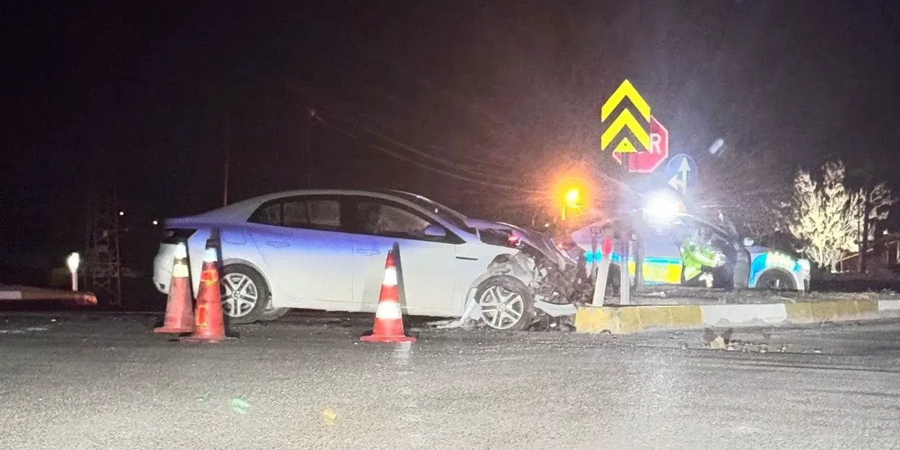 Konya’da otomobil refüje çarptı: 2 yaralı