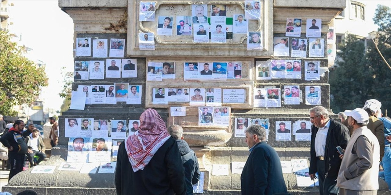 Meydana astıkları ilanlarla yakınlarını arıyorlar