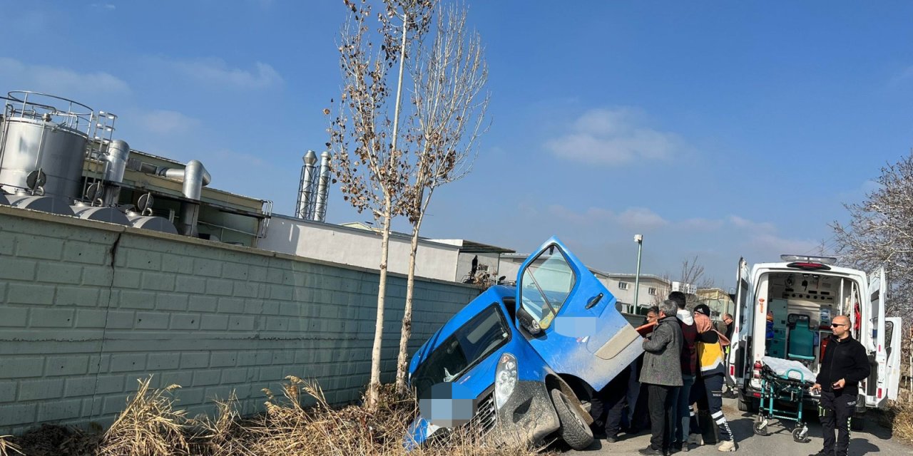 Konya’da kargo minibüsü, sürücü cep telefonuna baktığı sırada devrildi