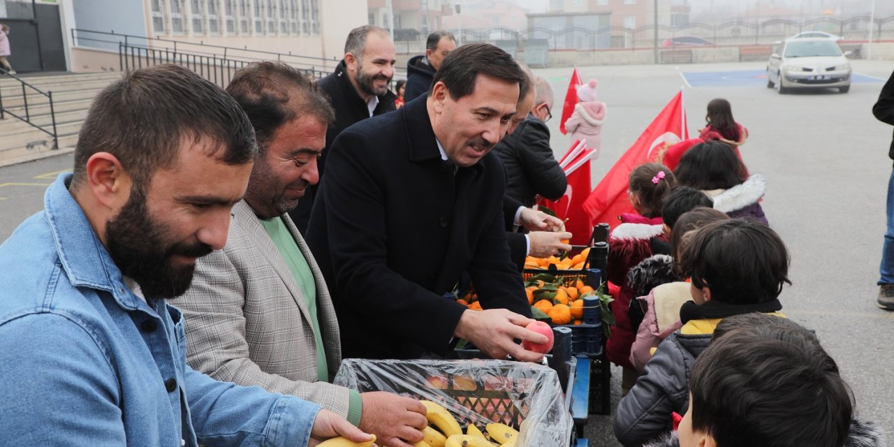 Başkan Kılca’dan öğrencilere meyve ikramı