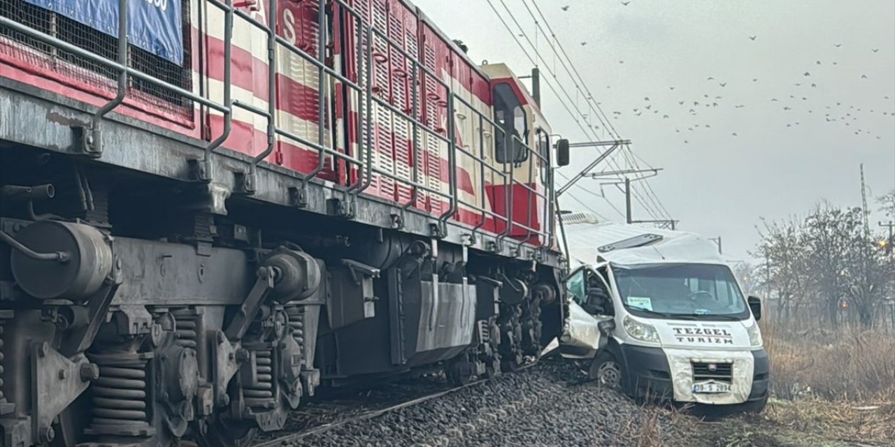 Yük treni servis minibüsüne çarptı! 2 yaralı var