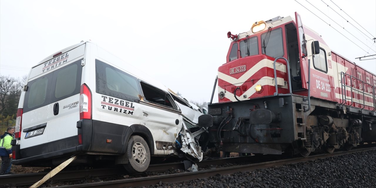 Yük treni hemzemin geçitte işçi servisine çarptı