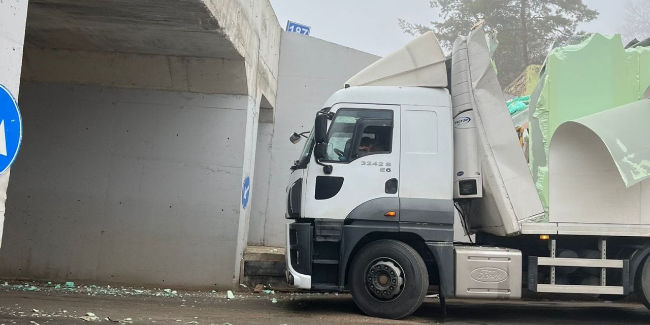 Konya’da alt geçide takılan TIR’ın dorsesi parçalandı