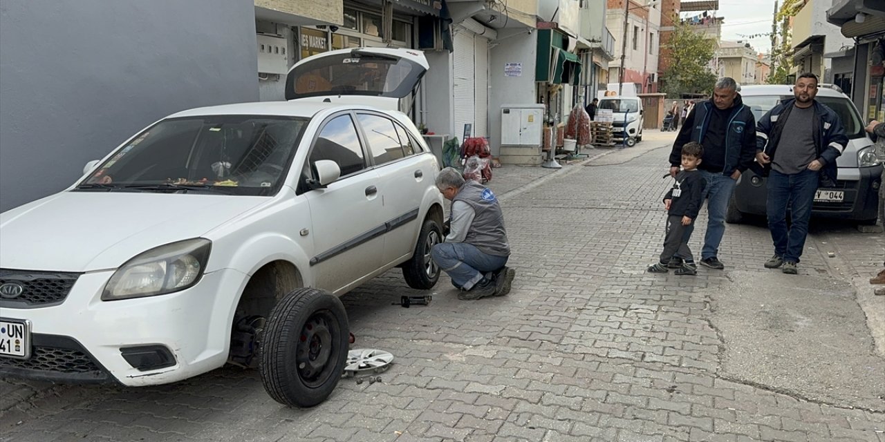 Gece sokaktaki 34 aracın lastiklerini kestiler