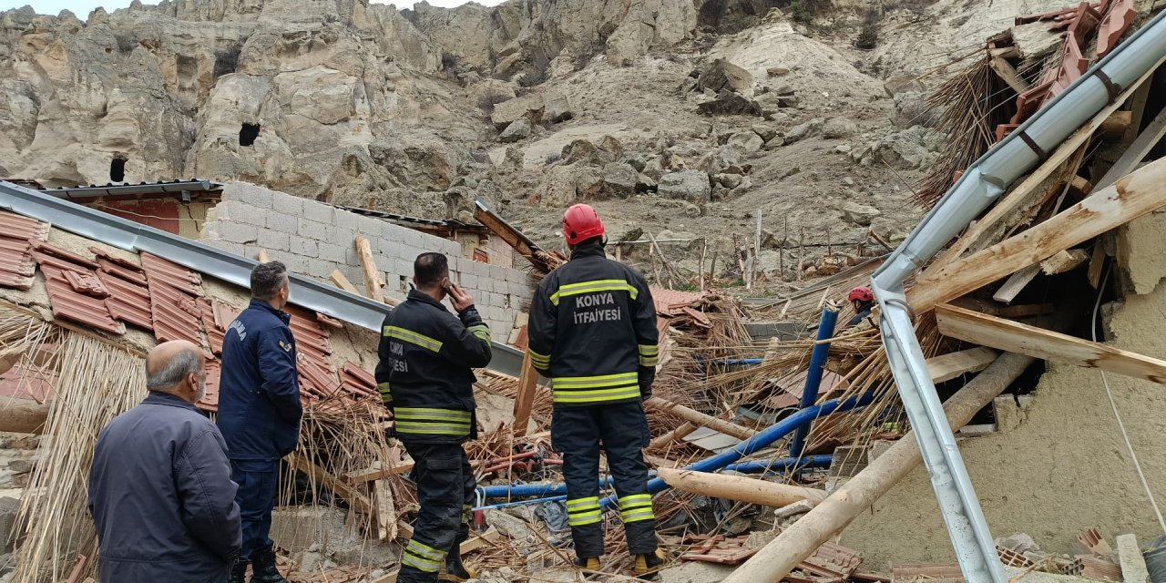 Konya’da dağdan kopan dev kaya evlerin de bulunduğu alana düştü