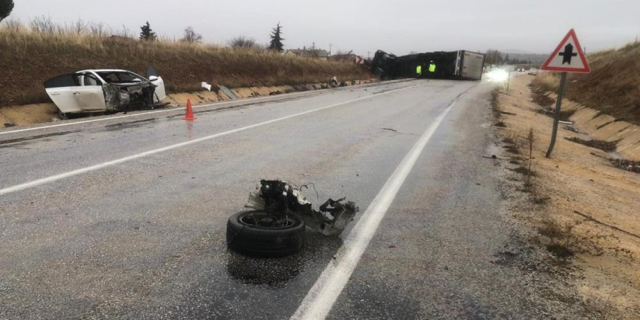 Konya’da TIR ile çarpışan otomobil bu hale geldi