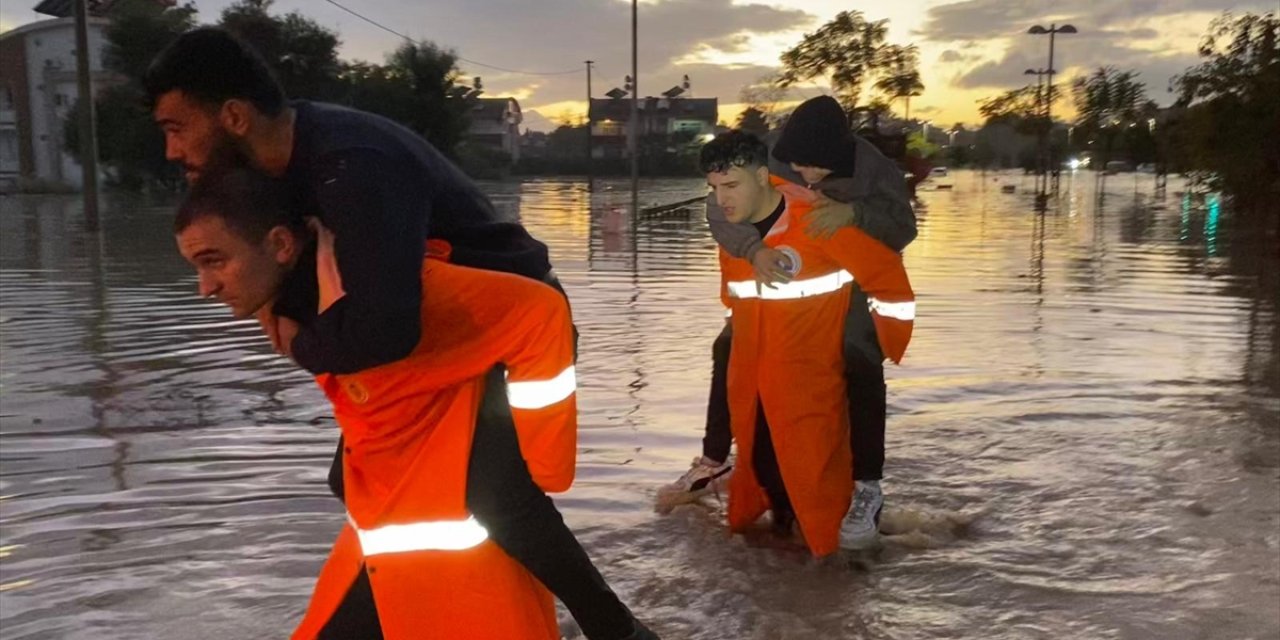 Manavgat'ı sel aldı! 236 kişi mahsur kaldı