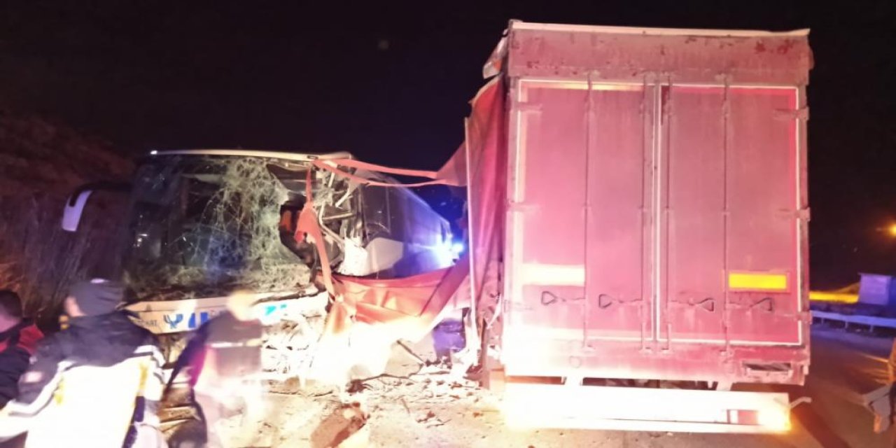 Afyon yolunda yolcu otobüsü TIR ile çarpıştı: 18 yaralı var