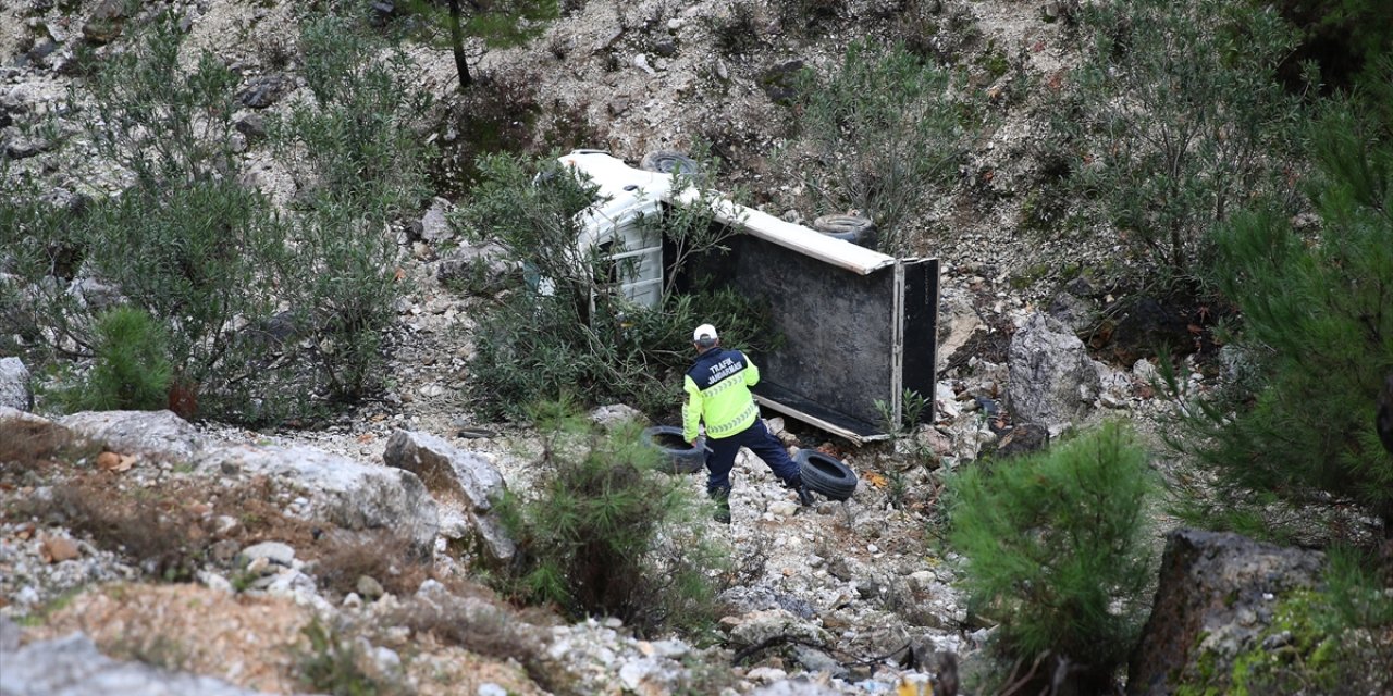 Kamyonet uçuruma yuvarlandı! Kızı öldü, baba ağır yaralı