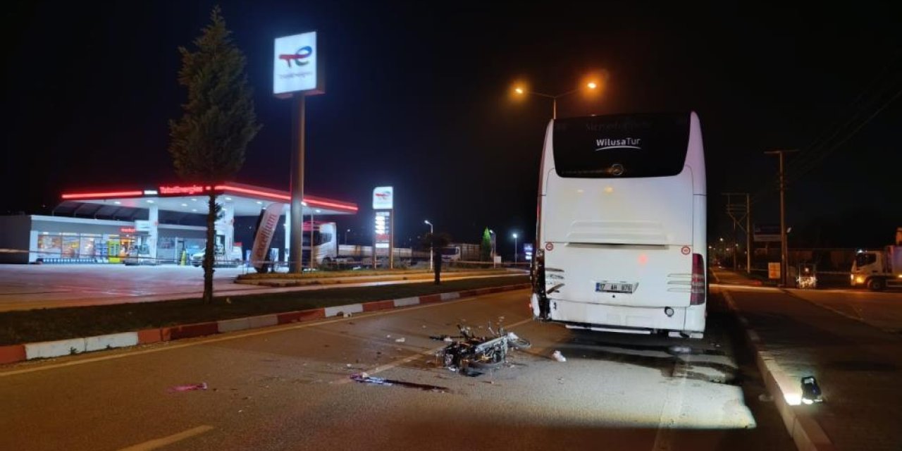 Otobüse çarpan motosikletteki genç öldü