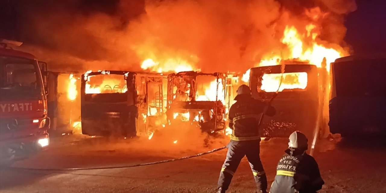 Otobüslerin bulunduğu park alanında yangın çıktı