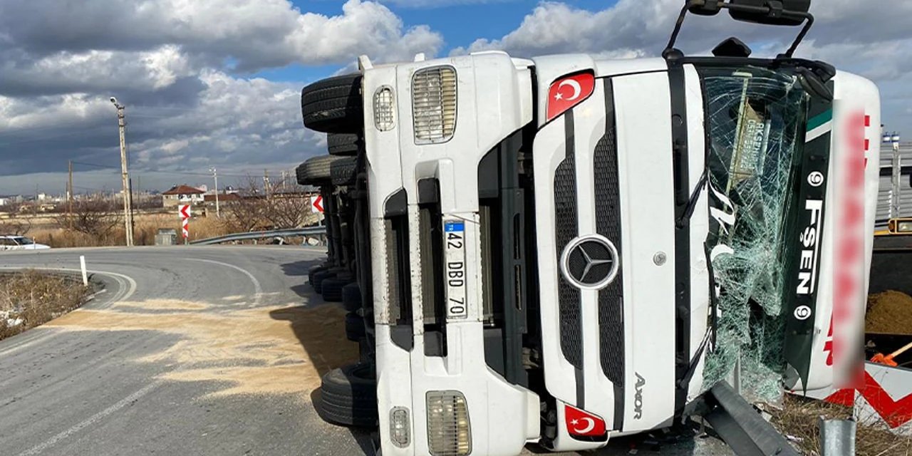 Konya’da kontrolden çıkan TIR bariyerlerin üzerine devrildi