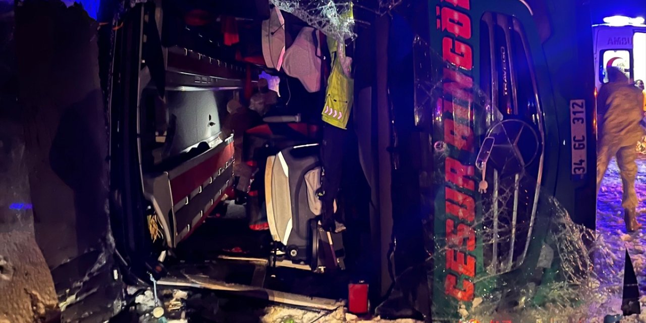 Yolcu otobüsü devrildi: Yeni atanan doktor ve eşi öldü