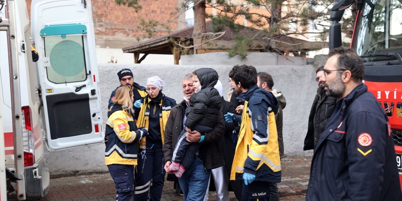 Apartmanda yangın çıktı, 6 kişi hastaneye kaldırıldı