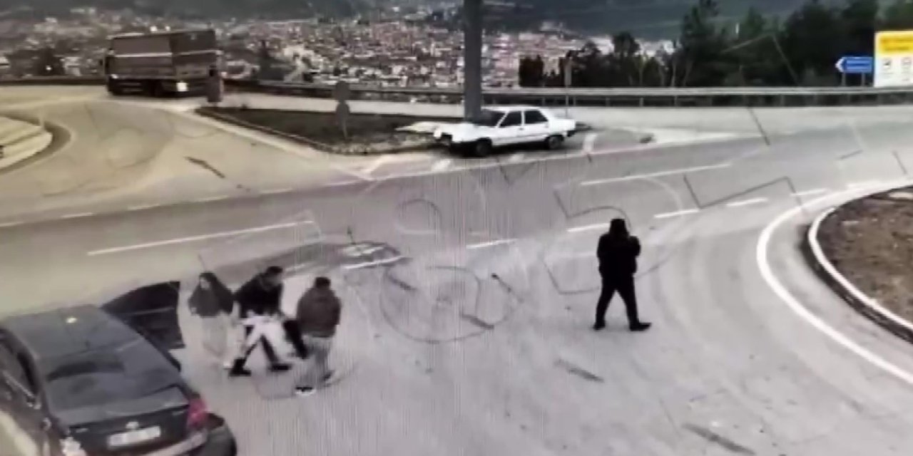 Yanan otomobilde sıkışan sürücü böyle kurtarıldı