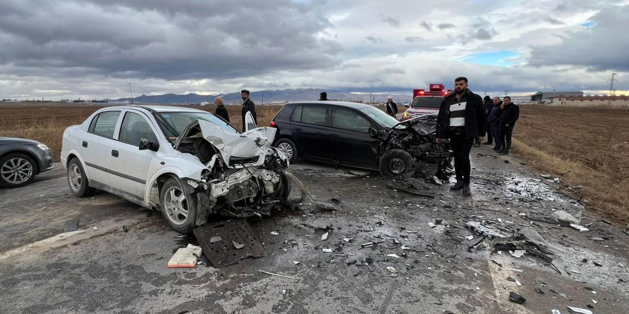 Otomobiller kafa kafaya çarpıştı! Karı-koca hayatını kaybetti