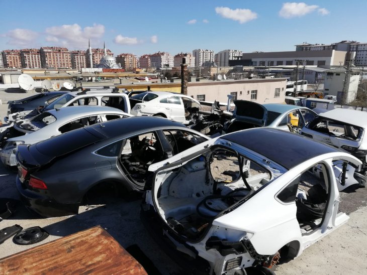 Konya’da polis operasyonu! Çalıntı ve hacizli araçları parçalayıp sattıkları iddiası