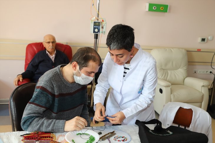 Konya'da kanser hastalarını sanatla motive ediyorlar