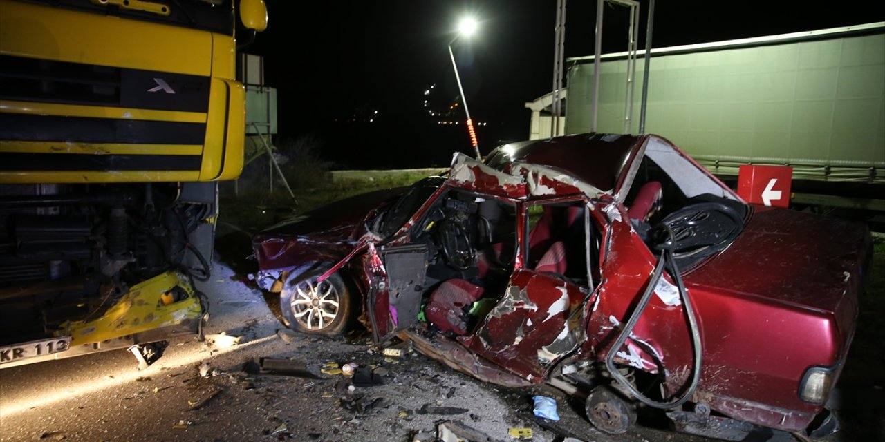 Tırla çarpışan otomobil hurdaya döndü, sürücü öldü