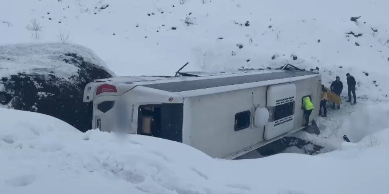 Cenazeye gidenleri taşıyan otobüs devrildi: 1’i ağır 27 yaralı