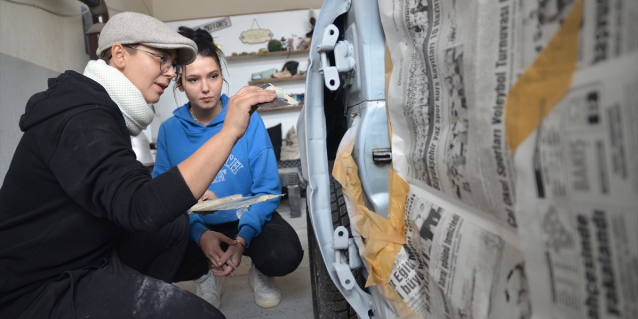 Konya’nın Esra ustası! Otomobillere renk veriyor