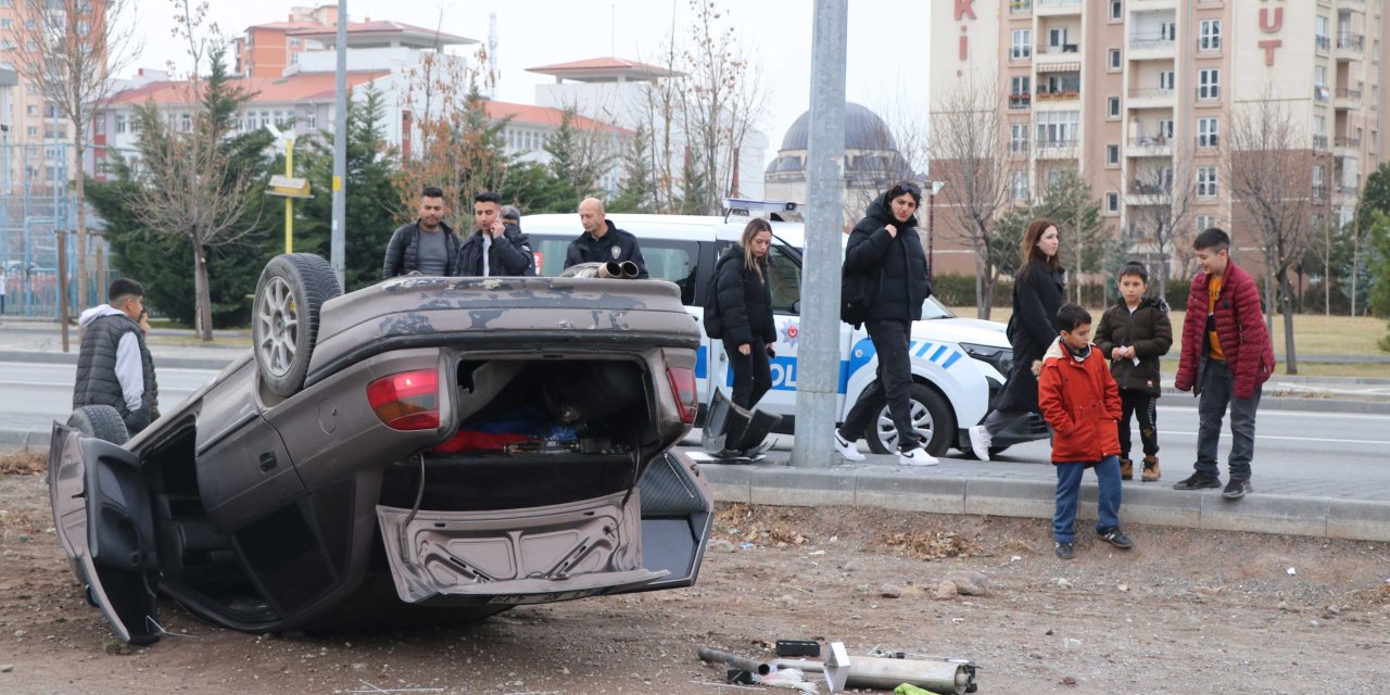 Otomobil devrildi, 3 kişi yaralandı