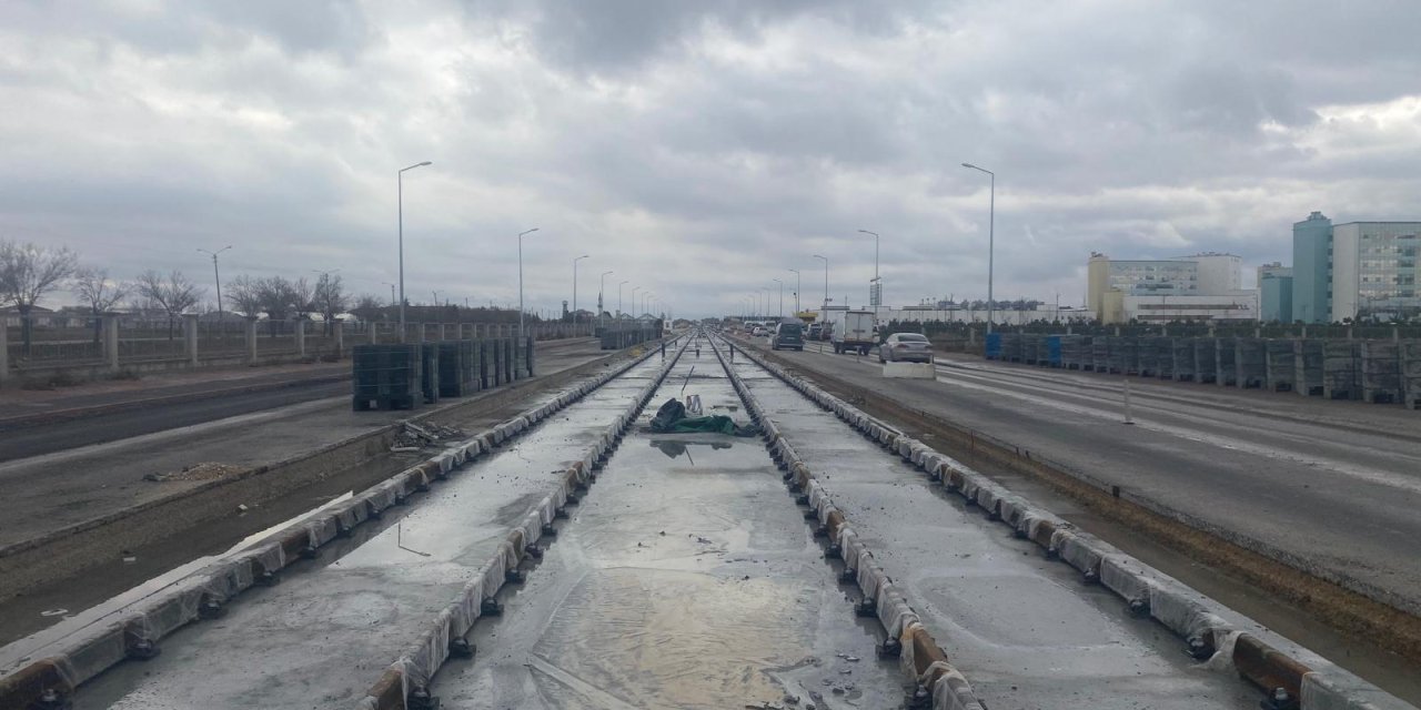 Konya’nın yeni tramvay hattında raylar seriliyor