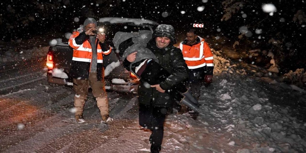 Kar yolları kapattı, ekipler 30 araçta mahsur kalanlar için seferber oldu