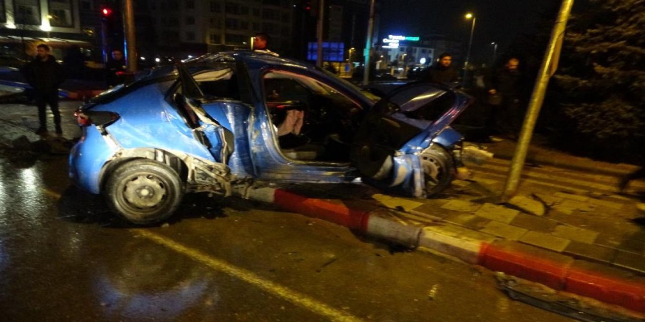 İki otomobil kavşakta çarpıştı: 1 ölü, 2 yaralı