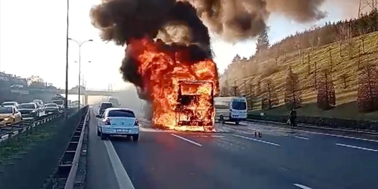 Yolcu otobüsü otobanda alev alev yandı