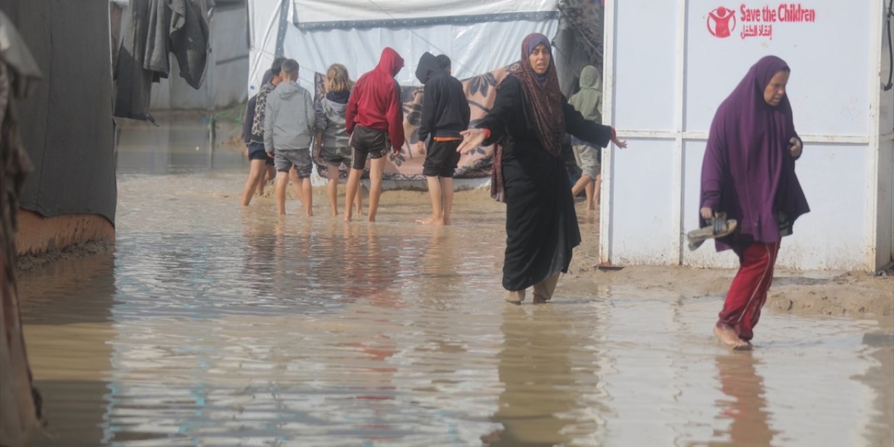 Gazze'de Filistinlilerin çadırları sular altında kaldı