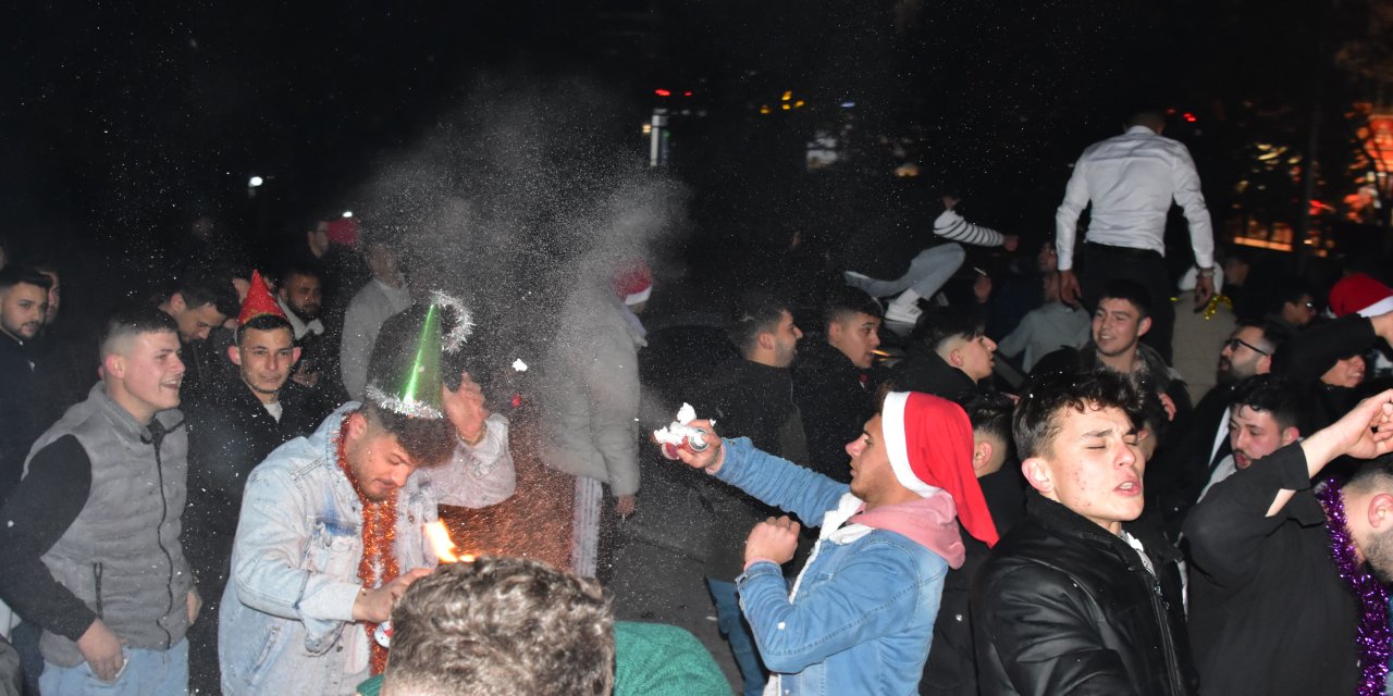 Konya'da bir grup sokakta yeni yıla böyle girdi