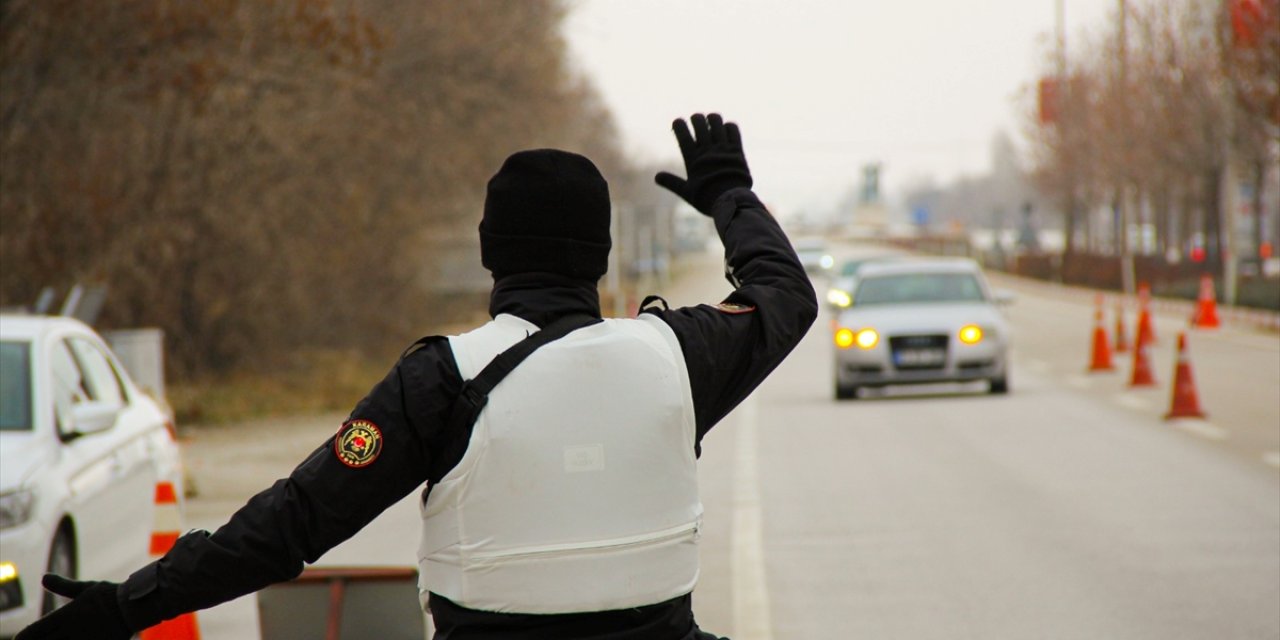 Karaman'da polis ekiplerinden yılbaşı denetimi