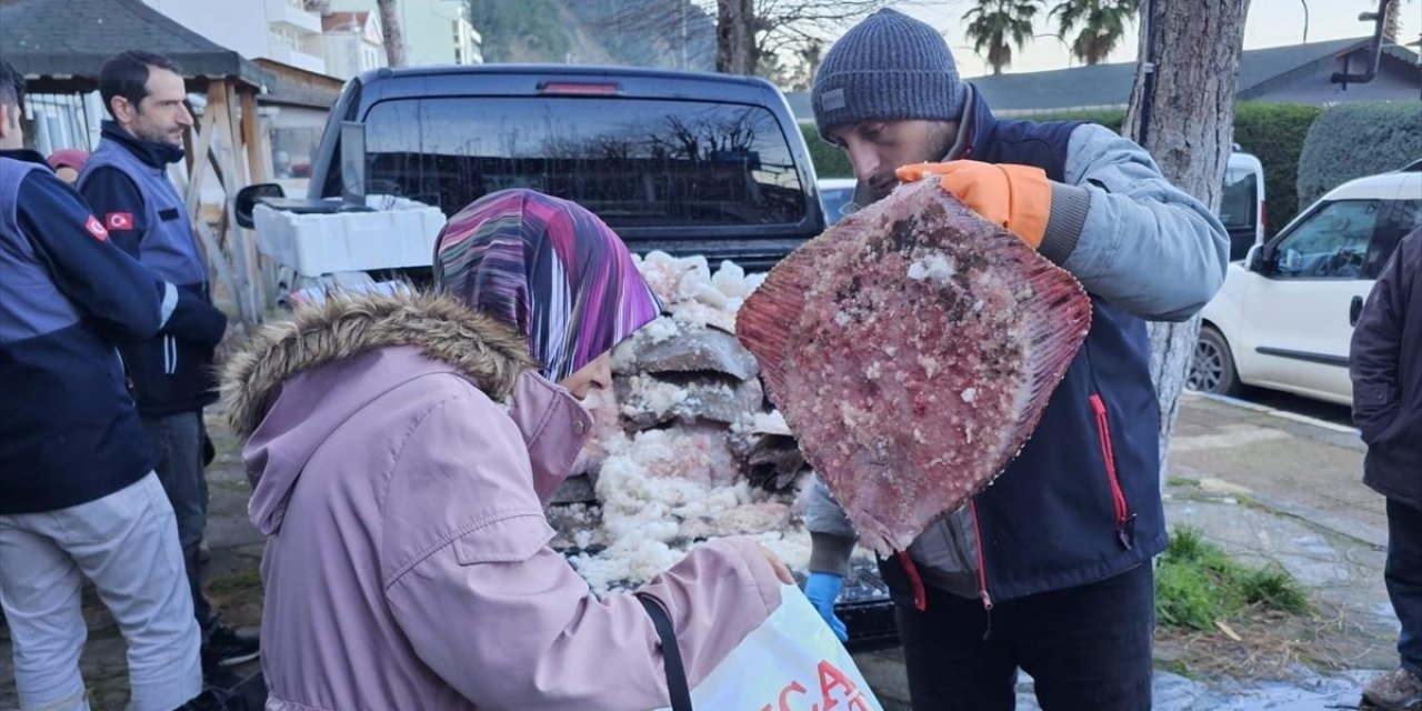 Kaçak avlanan balıklar ücretsiz dağıtıldı