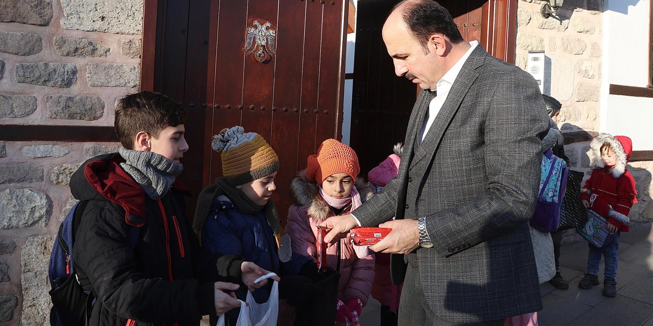 Başkan Altay, çocuklara şivlilik dağıttı