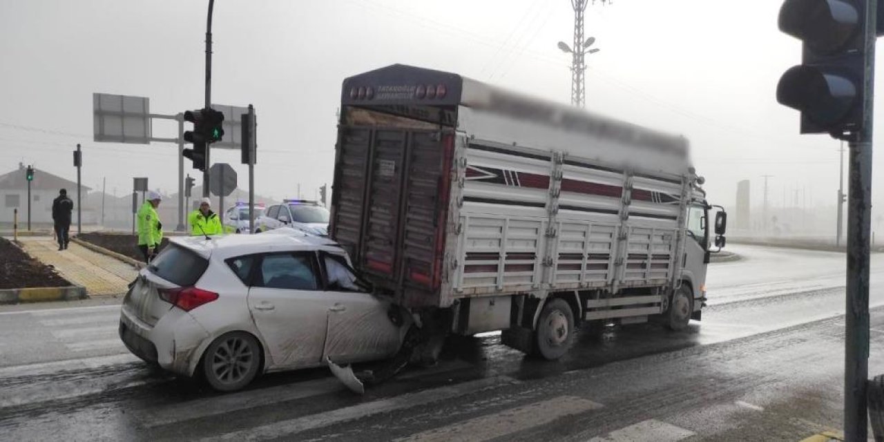 Konya'da kırmızı ışıkta bekleyen kamyonete otomobil çarptı, ekipler seferber oldu