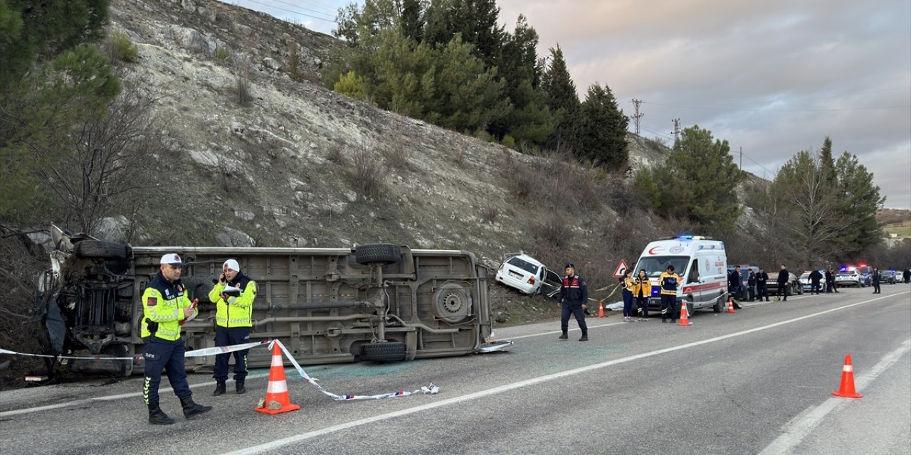 Yolcu minibüsü otomobille çarpıştı: 2 ölü, 18 yaralı