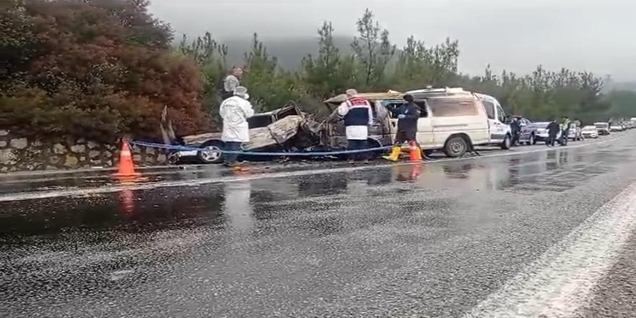 Kaza sonrası araçlar alev aldı: 1 ölü, 3 yaralı