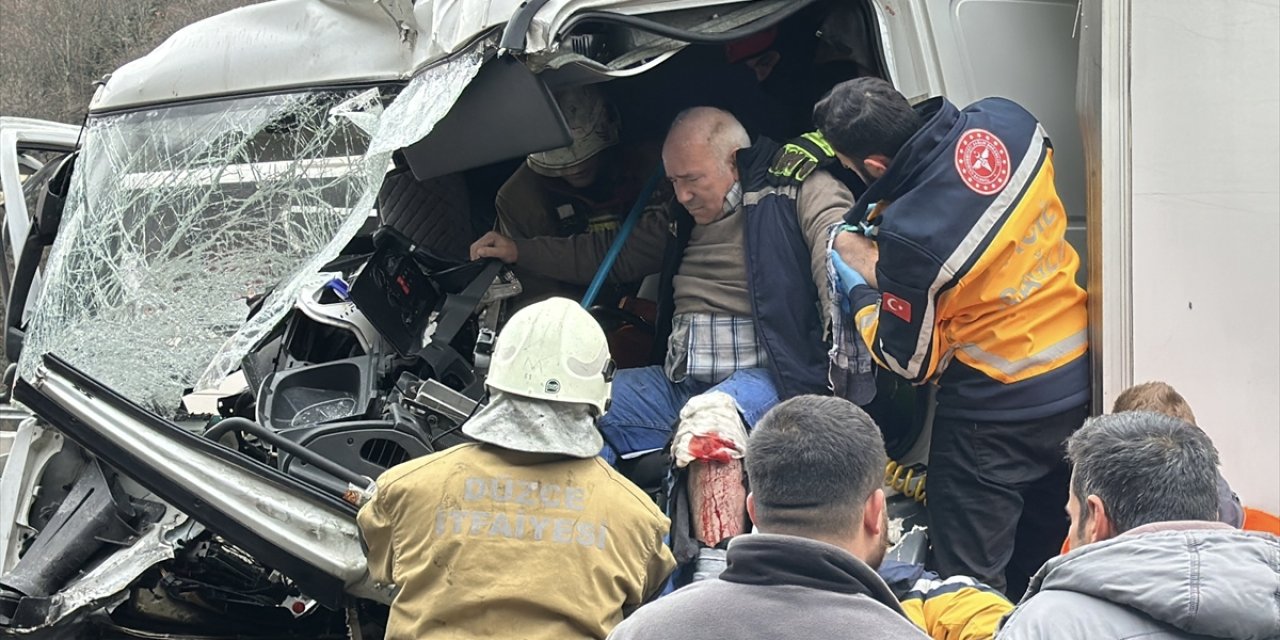 Kargo kamyonu önce TIR'a ardından bariyere çarptı, ekipler yardıma koştu