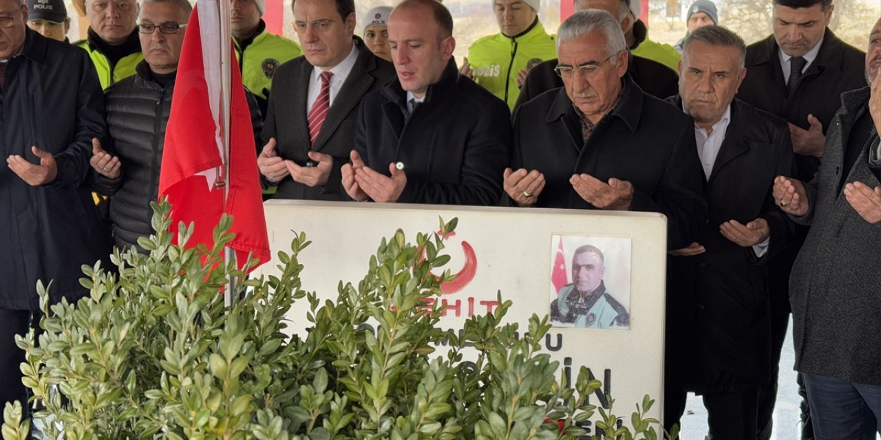 Şehit polis Fethi Sekin kabri başında anıldı