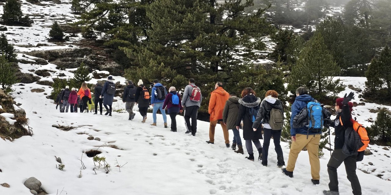 Konya’da doğaseverler kar üstünde içleri yanarak yürüdü