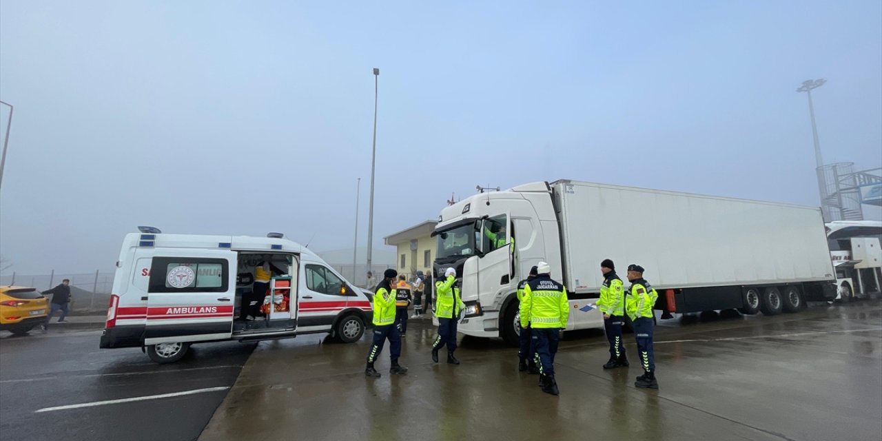 Yolcu otobüsü TIR ile çarpıştı! Yaralılar var