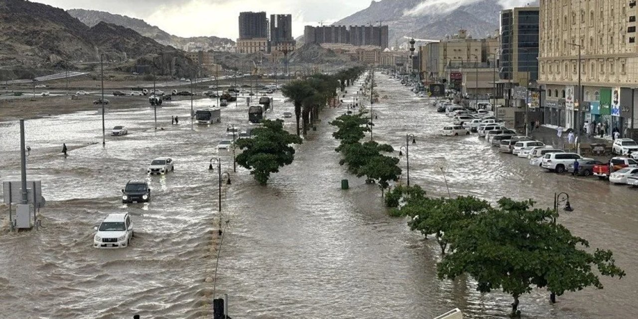 Mekke'yi sel vurdu, araçlar sürüklendi