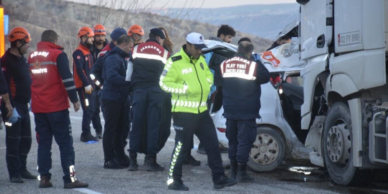 Feci kazada 3 kişi öldü, 4 kişi yaralandı