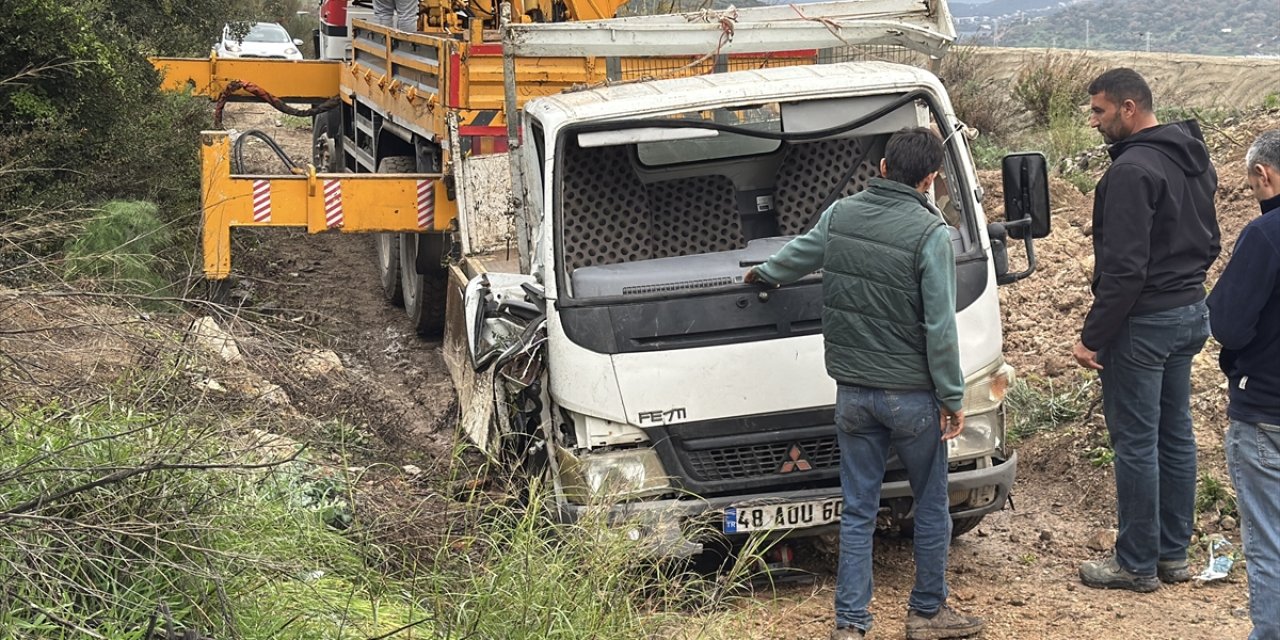 Uçuruma devrilen kamyonetteki 3 kişi yaralandı