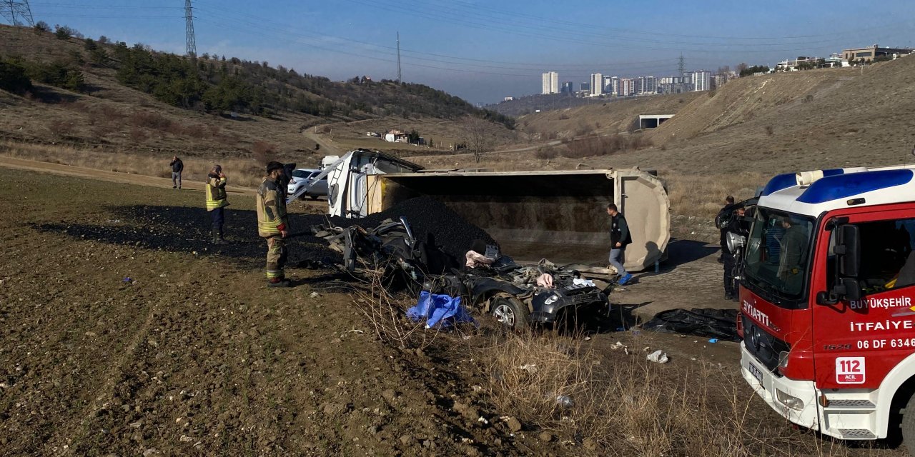 Belediyeye ait zift yüklü kamyon, kamyonetin üzerine devrildi: 3 personel öldü