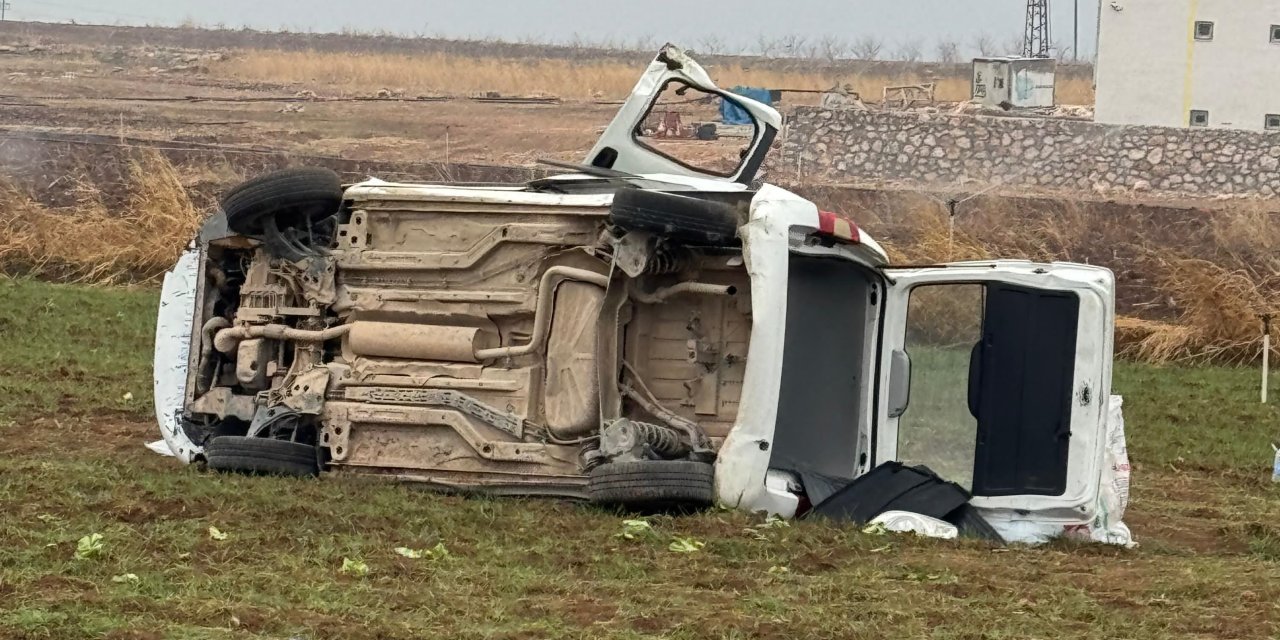 Hafif ticari araç tarlaya uçtu: 2 ölü, 4 yaralı