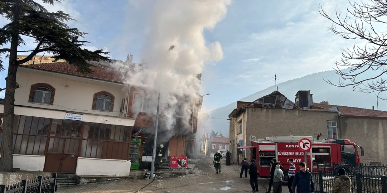 Konya’da bakkalda çıkan yangın ekipleri alarma geçirdi