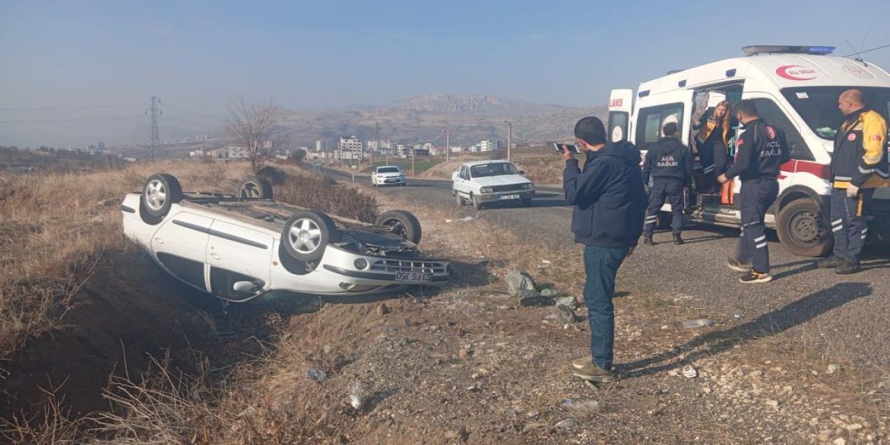 Otomobil devrildi: Dede ile torunu yaralandı