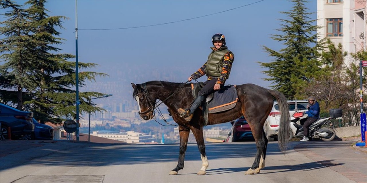 Başkent sokaklarında atı "Zeyno" ile dolaşan genç, biniciliği yaygınlaştırmak istiyor